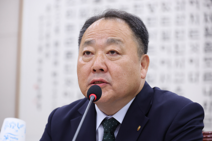 손인혁 헌재 사무처장이 13일 국회에서 열린 법제사법위원회 국정감사에서 의원 질의에 답하고 있다. 연합뉴스