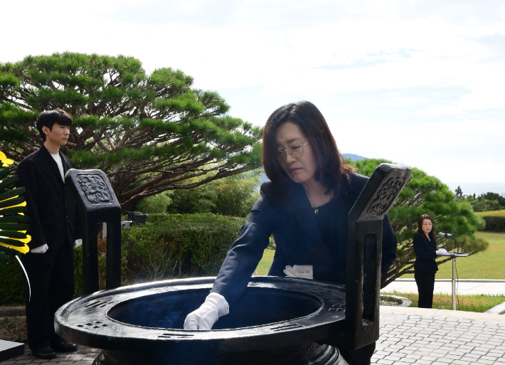 박경미 신임 부산지방보훈청장이 부임 첫날 충혼탑을 참배했다. 부산지방보훈청 제공