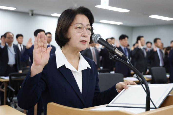 13일 경기도 수원시 영통구 경기도청에서 열린 국회 행정안전위원회의 경기도에 대한 국정감사에서 추미애 경기도지사가 증인 선서를 하고 있다. 연합뉴스