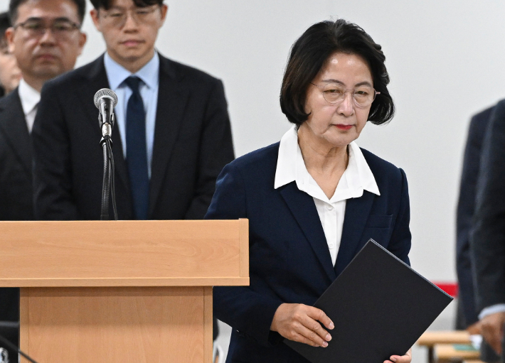 13일 경기도 수원시 영통구 경기도청에서 열린 국회 행정안전위원회의 경기도에 대한 국정감사에서 추미애 경기도지사가 선서문을 제출하기 위해 이동하고 있다. 연합뉴스