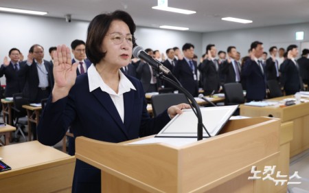 추미애 경기도지사가 13일 경기 수원시 영통구 경기도청에서 열린 국회 행정안전위원회의 경기도에 대한 국정감사에서 증인 선서를 하고 있다.