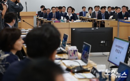 추미애 경기도지사가 13일 경기 수원시 영통구 경기도청에서 열린 국회 행정안전위원회의 경기도에 대한 국정감사에서 위원들의 질의에 답변하고 있다.