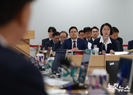 추미애 경기도지사가 13일 경기 수원시 영통구 경기도청에서 열린 국회 행정안전위원회의 경기도에 대한 국정감사에서 위원들의 질의에 답변하고 있다.