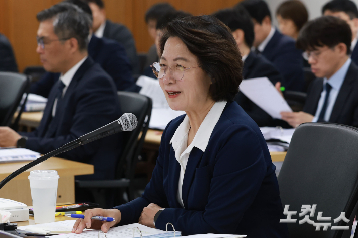 추미애 경기도지사가 13일 경기 수원시 영통구 경기도청에서 열린 국회 행정안전위원회의 경기도에 대한 국정감사에서 위원들의 질의에 답변하고 있다. 수원=류영주 기자