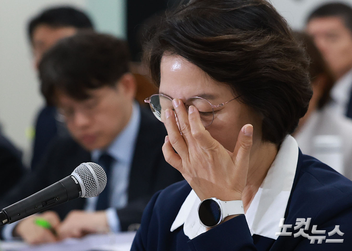추미애 경기도지사가 13일 경기 수원시 영통구 경기도청에서 열린 국회 행정안전위원회의 경기도에 대한 국정감사에서 위원들의 질의에 답변하고 있다. 수원=류영주 기자