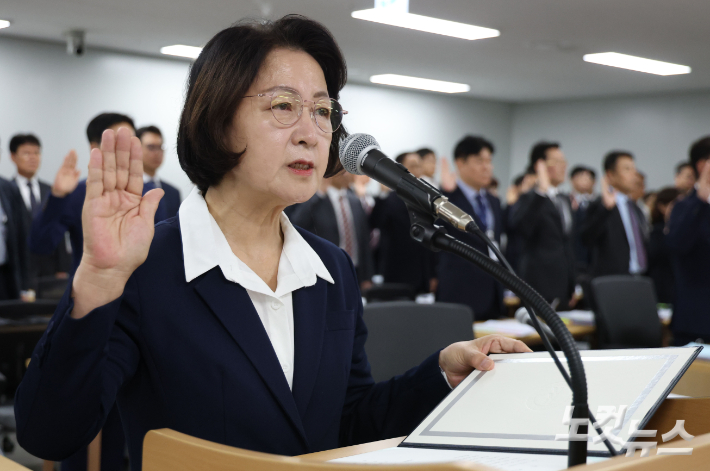 추미애 경기도지사가 13일 경기 수원시 영통구 경기도청에서 열린 국회 행정안전위원회의 경기도에 대한 국정감사에서 증인 선서를 하고 있다. 수원=류영주 기자