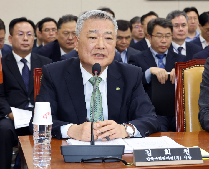 13일 국회에서 열린 과학기술정보방송통신위원회 국정감사에서 김회천 한국수력원자력(주) 사장이 위원 질문에 답하고 있다. 연합뉴스