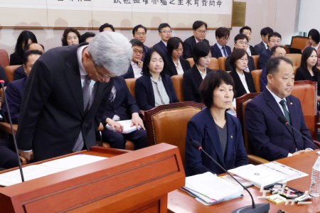 13일 서울 여의도 국회에서 열린 법제사법위원회의 헌법재판소(사무처)·헌법재판연구원에 대한 국정감사에 김상환 헌법재판소장이 출석해 인사말에 앞서 인사를 하고 있다.
