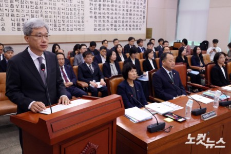 13일 서울 여의도 국회에서 열린 법제사법위원회의 헌법재판소(사무처)·헌법재판연구원에 대한 국정감사에 김상환 헌법재판소장이 출석해 인사말을 하고 있다.