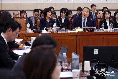 13일 서울 여의도 국회에서 열린 법제사법위원회의 헌법재판소(사무처)·헌법재판연구원에 대한 국정감사에서 손인혁 헌법재판소 사무처장이 의원 질의에 답변을 하고 있다.