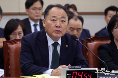 13일 서울 여의도 국회에서 열린 법제사법위원회의 헌법재판소(사무처)·헌법재판연구원에 대한 국정감사에서 손인혁 헌법재판소 사무처장이 의원 질의에 답변을 하고 있다.