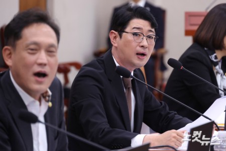13일 서울 여의도 국회에서 열린 법제사법위원회의 헌법재판소(사무처)·헌법재판연구원에 대한 국정감사에서 국민의힘 주진우 의원이 자신의 질의시간에 신상발언을 하며 더불어민주당 의원들과 언쟁을 하고 있다.