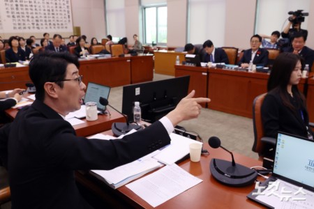 13일 서울 여의도 국회에서 열린 법제사법위원회의 헌법재판소(사무처)·헌법재판연구원에 대한 국정감사에서 국민의힘 주진우 의원이 자신의 질의시간에 신상발언을 하며 더불어민주당 의원들과 언쟁을 하고 있다.