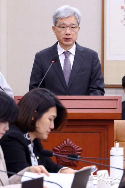13일 서울 여의도 국회에서 열린 법제사법위원회의 헌법재판소(사무처)·헌법재판연구원에 대한 국정감사에 김상환 헌법재판소장이 출석해 인사말을 하고 있다.