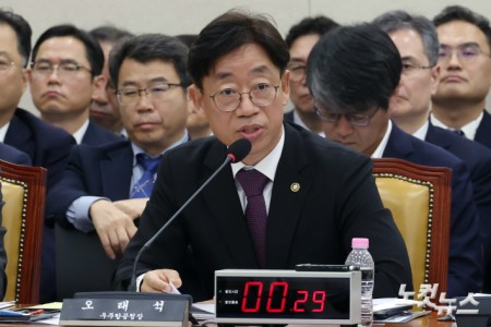 오태석 우주항공청장이 13일 서울 여의도 국회에서 열린 과학기술정보방송통신위원회의 원자력안전위원회·우주항공청 등에 대한 국정감사에서 의원 질의에 답변을 하고 있다.