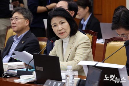 국민의힘 이진숙 의원이 13일 서울 여의도 국회에서 열린 과학기술정보방송통신위원회의 원자력안전위원회·우주항공청 등에 대한 국정감사에서 질의를 하고 있다.