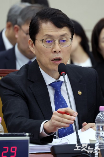 최원호 원자력안전위원회 위원장이 13일 서울 여의도 국회에서 열린 과학기술정보방송통신위원회의 원자력안전위원회·우주항공청 등에 대한 국정감사에서 의원 질의에 답변을 하고 있다.
