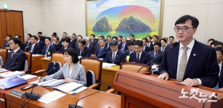 임기근 국무조정실장이 13일 서울 여의도 국회에서 열린 정무위원회의 국무조정실·국무총리비서실 등 국정감사에서 기관보고를 하고 있다.