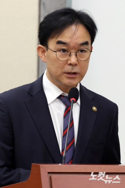채이배 국무총리 비서실장이 13일 서울 여의도 국회에서 열린 정무위원회의 국무조정실·국무총리비서실 등 국정감사에서 기관보고를 하고 있다.