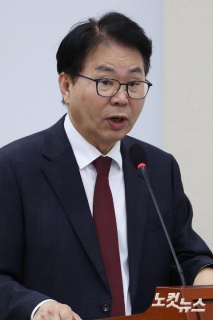 이한주 경제·인문사회연구회 이사장이 13일 서울 여의도 국회에서 열린 정무위원회의 국무조정실·국무총리비서실 등 국정감사에서 기관보고를 하고 있다.