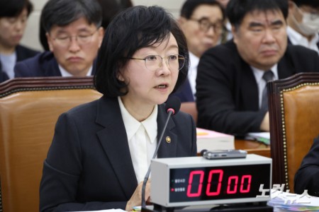 오유경 식품의약품안전처장이 13일 서울 여의도 국회에서 열린 보건복지위원회의 식품의약품안전처·식품의약품안전평가원 등에 대한 국정감사에서 의원 질의에 답변을 하고 있다.
