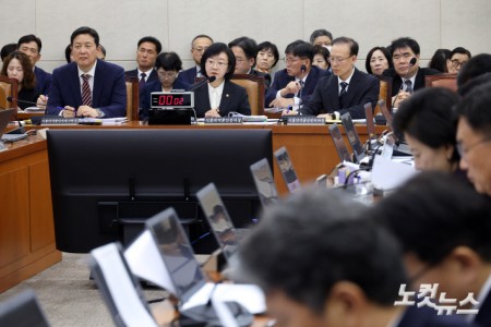 오유경 식품의약품안전처장이 13일 서울 여의도 국회에서 열린 보건복지위원회의 식품의약품안전처·식품의약품안전평가원 등에 대한 국정감사에서 의원 질의에 답변을 하고 있다.
