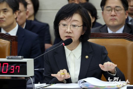 오유경 식품의약품안전처장이 13일 서울 여의도 국회에서 열린 보건복지위원회의 식품의약품안전처·식품의약품안전평가원 등에 대한 국정감사에서 의원 질의에 답변을 하고 있다.