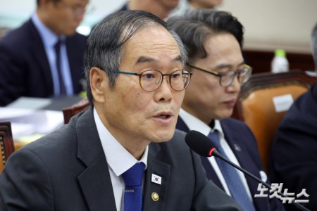 이용철 방위사업청장이 13일 서울 여의도 국회에서 열린 국방위원회의 방위사업청·국방과학연구소 등에 대한 국정감사에서 의원 질의에 답변을 하고 있다.
