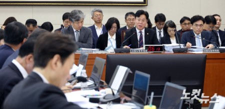 김영훈 고용노동부 장관이 13일 서울 여의도 국회에서 열린 기후에너지환경노동위원회의 고용노동부 국정감사에서 의원 질의에 답변을 하고 있다.