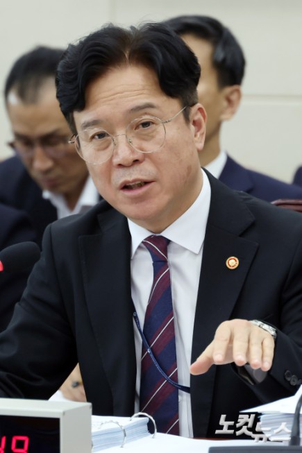 김영훈 고용노동부 장관이 13일 서울 여의도 국회에서 열린 기후에너지환경노동위원회의 고용노동부 국정감사에서 의원 질의에 답변을 하고 있다.