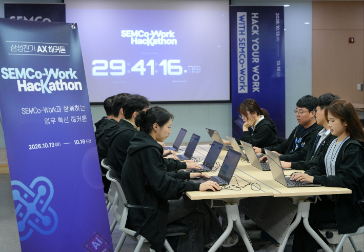 삼성전기 임직원들이 해커톤 대회에 참가하고 있다. 삼성전기 제공