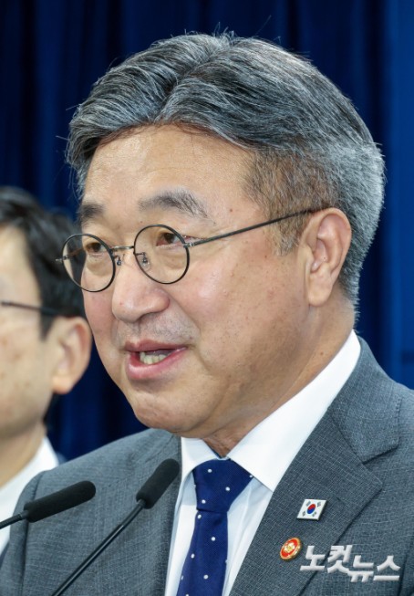 발표하는 윤호중 장관