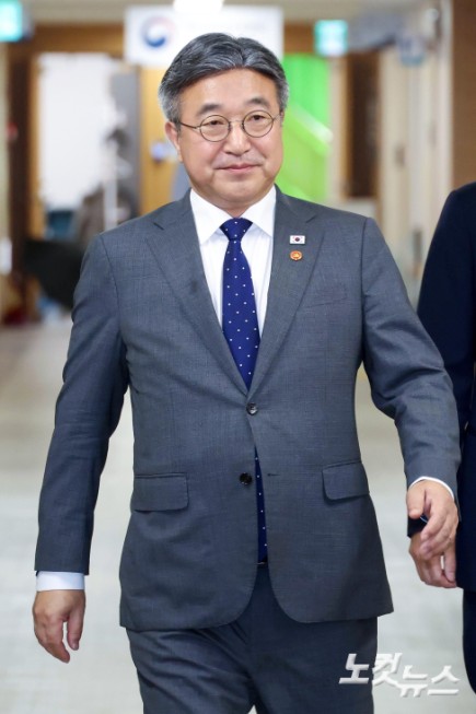 브리핑룸 향하는 윤호중 장관