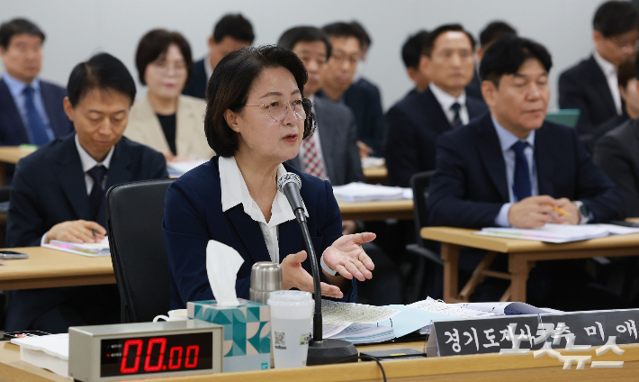 추미애 경기지사가 13일 경기 수원시 영통구 경기도청에서 열린 국회 행정안전위원회의 경기도에 대한 국정감사에서 위원들의 질의에 답변하고 있다. 수원=류영주 기자