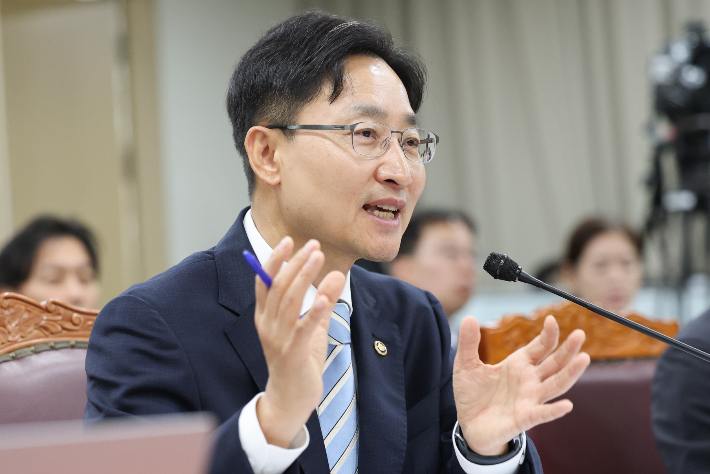임광현 국세청장이 13일 세종시 정부세종청사에서 열린 국회 재정경제기획위원회의 국세청에 대한 국정감사에서 의원 질의에 답하고 있다. 연합뉴스