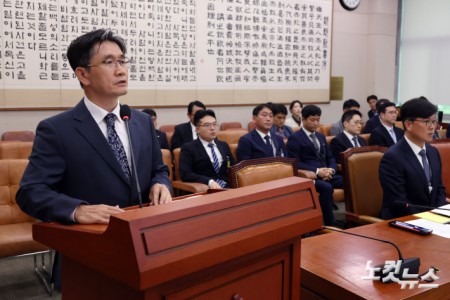 오동운 고위공직자범죄수사처장이 13일 서울 여의도 국회에서 열린 법제사법위원회의 고위공직자범죄수처에 대한 국정감사에서 기관보고를 하고 있다.
