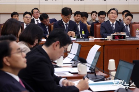 오동운 고위공직자범죄수사처장이 13일 서울 여의도 국회에서 열린 법제사법위원회의 고위공직자범죄수처에 대한 국정감사에서 의원 질의에 답변을 하고 있다.