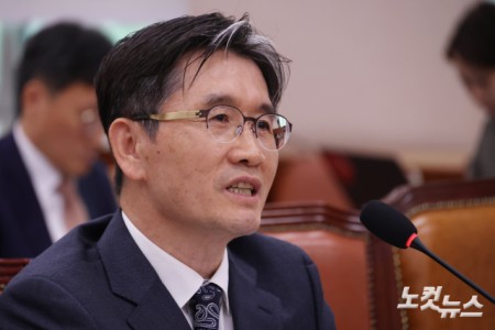 오동운 고위공직자범죄수사처장이 13일 서울 여의도 국회에서 열린 법제사법위원회의 고위공직자범죄수처에 대한 국정감사에서 의원 질의에 답변을 하고 있다.