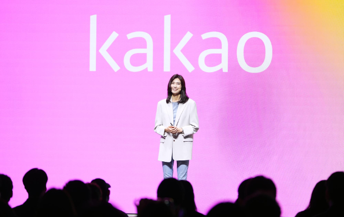 정신아 카카오 대표가 13일 경기 용인 카카오 AI 캠퍼스에서 열린 연례 개발자 콘퍼런스 이프 카카오(if(kakao)26)에서 발언하고 있다. 카카오 제공