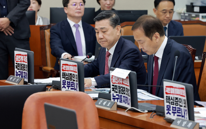 13일 국회 보건복지위원회에서 열린 식품의약품안전처 등에 대한 국정감사에서 야당 간사인 국민의힘 백종헌 의원이 의사진행 발언을 마치고 마이크를 끄고 있다. 연합뉴스