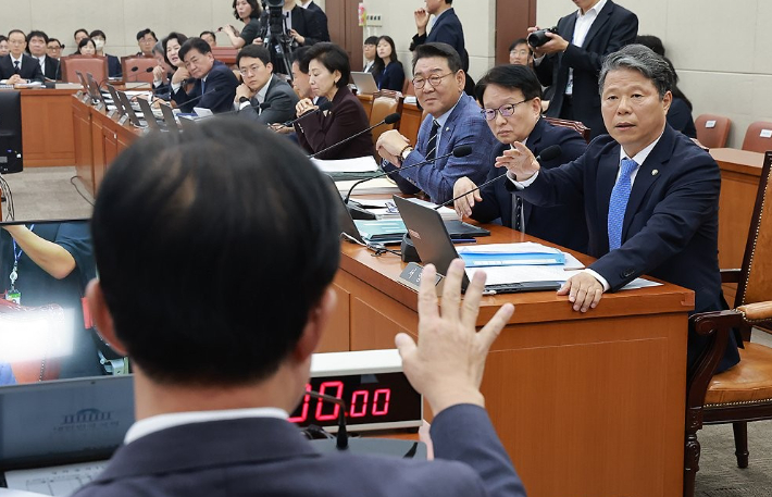 13일 국회 보건복지위원회에서 열린 식약처 등에 대한 국정감사에서 국민의힘 의원들이 붙인 손팻말과 관련해 위원장인 국민의힘 이만희 의원이 제지하지 않자, 여당 간사인 더불어민주당 서영석 의원이 항의하고 있다. 연합뉴스
