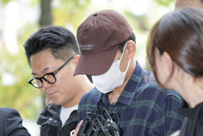 이혼소송 중 장모 살해 및 아내를 납치한 20대 중반 남성 A씨가 13일 서울 송파구 서울동부지방법원에서 열린 구속 전 피의자 심문(영장실질심사)에 출석하고 있다. 연합뉴스