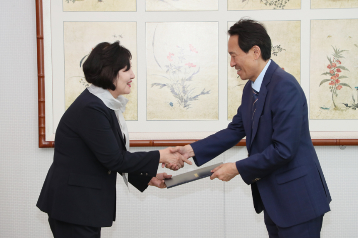 12일 우상호 강원도지사로부터 임명장을 받은 김혜숙 신임 한국여성수련원장. 강원도 제공 