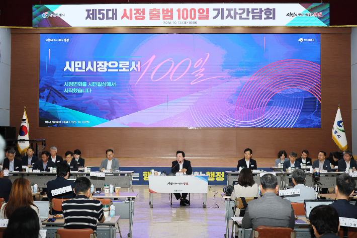 기자간담회를 하고 있는 강기윤 창원시장. 창원시 제공 