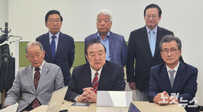 대한민국 헌정회가 13일 충북도청 기자실에서 헌법 개정의 필요성에 대해 설명하고 있다. 최범규 기자