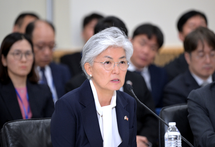 강경화 주미한국대사가 12일(현지시간) 워싱턴DC 주미한국대사관에서 열린 국회 외교통일위원회 국정감사에서 발언하고 있다. 연합뉴스