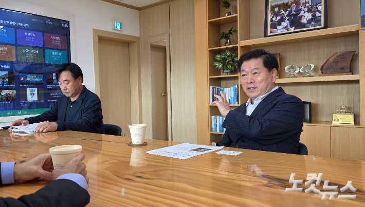 지난 12일 박승원(오른쪽) 광명시장이 CBS노컷뉴스와의 인터뷰에서 발언하고 있다. 박창주 기자