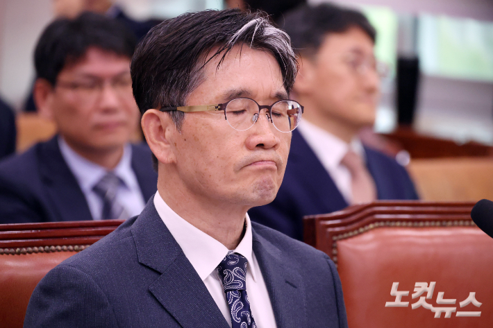 오동운 고위공직자범죄수사처장이 13일 서울 여의도 국회에서 열린 법제사법위원회의 고위공직자범죄수처에 대한 국정감사에서 눈을 감고 생각에 잠겨있다. 윤창원 기자