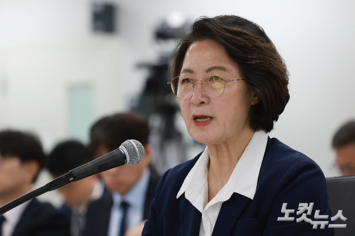 추미애 경기지사가 13일 경기 수원시 영통구 경기도청에서 열린 국회 행정안전위원회의 경기도에 대한 국정감사에서 위원들의 질의에 답변하고 있다. 수원=류영주 기자