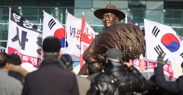 동대구역 광장에 설치된 박정희 동상. 연합뉴스